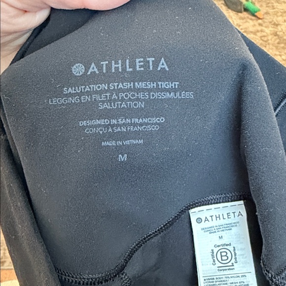Athleta Women’s Black Mesh Salutation Leggings size Medium with pockets - Picture 2 of 8